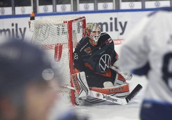 Dustin Strahlmeier Grizzlys Wolfsburg ice hockey, DEL, Penny DEL, men, men, season 2022 20223 Grizzlys Wolfsburg vs. Straubing Tigers