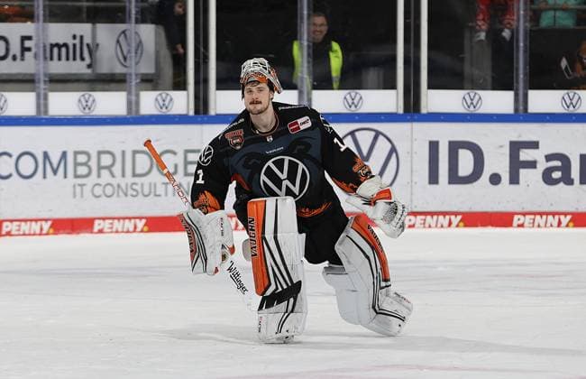 Dustin Strahlmeier Grizzlys Wolfsburg celebrates victory with fans ice hockey, DEL, penny DEL, men, men, season 2022 20223 Grizzlys Wolfsburg vs Straubing Tigers, 4 3