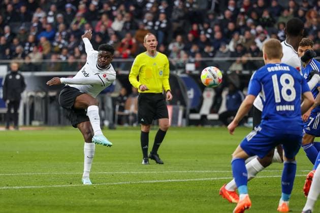 Frankfurt am Main, xjfx 21 01 2023 1 Bundesliga Eintracht Frankfurt FC Schalke 04 v l , goal shot Eric Junior Dina Ebimbe Eintracht Frankfurt DFL DFB REGULATES PROHIBIT ANY USE OF PHOTOGRAPHS as IMAGE SEQUENCES and or QUASI VIDEO Copyright: JoaquimxFerreira