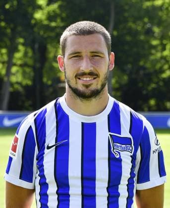 <p>Mathew Leckie vom Fussball- Bundesligist Hertha BSC steht am 17. August 2020 auf dem Schenkendorfplatz am Olympiastadion in Berlin Charlottenburg. Deutschland Berlin Berlin Copyright: JoergxKrauthoefer