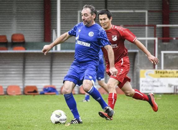 <p>Jiri Nemec, links, Schalke 04, gegen Aidarov Daniyar, SV Schermbeck, beim Spiel der Schalker Traditionsmannschaft gegen die Alten Herren des SV Schermbeck am Samstag den 19.10.2019 in Schermbeck. Deutschland Nordrhein-Westfalen Schermbeck Copyright: LarsxFröhlich
