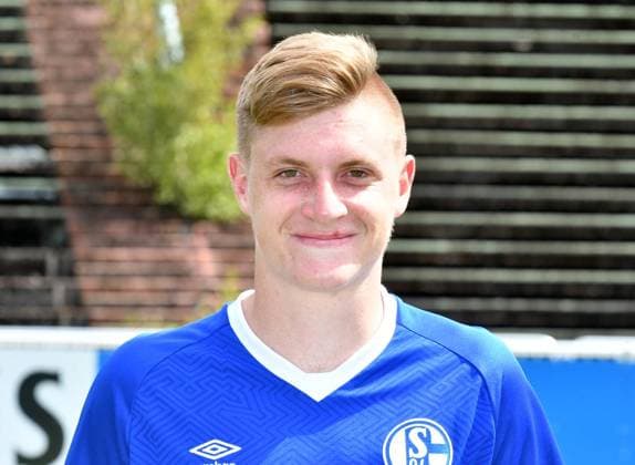 <p>Bradley Cross von der U19 des FC Schalke 04 am 31.07.2018 in Gelsenkirchen. Der Bundesligist stellt den U 19 Kader f r die Spielzeit 2018 19 vor. Joachim Kleine-B ning FUNKE Foto Services GmbH< p> Deutschland NRW Gelsenkirchen Copyright: JoachimxKleine-Bxning