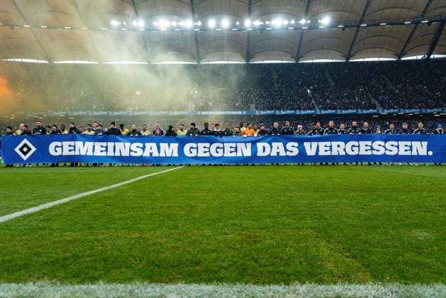 Teams with banner of the action WeRemember Hamburger SV vs Eintracht Braunschweig, Football, 2 Bundesliga, Matchday 18, Season 2022 23, 29 01 2023 DFL REGULATES PROHIBIT ANY USE OF PHOTOGRAPHS AS IMAGE SEQUENCES AND OR QUASI VIDEO Pressefoto Marcel von Fehrn Hamburger SV vs Eintracht Braunschweig, Football, 2 Bundesliga, Matchday 18, Season 2022 23, 29 01 2023 Hamburg Copyright: xEibner-Pressefoto MarcelxvonxFehrnx EP_EER