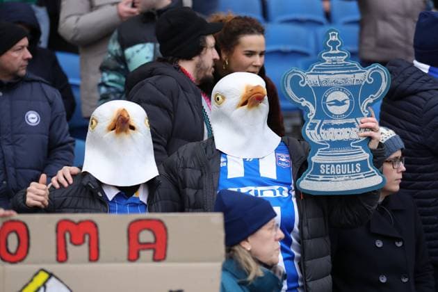 Brighton Hove Albion gegen Liverpool 29. Januar 2023, Brighton FA Cup 4. Runde Brighton Hove Albion gegen Liverpool Brighton-Fans verkleiden sich als Möwen Foto Jacques Feeney Offside Brighton UK  Copyright: xJacquesxFeeneyx xOffsidexOffside