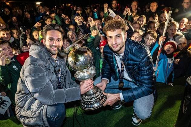 <p>Die beiden Feldhockey-Weltmeister Lukas Windfeder (l.) und Moritz Ludwig halten am Freitag, 03.02.2023, vor rund 300 begeisterten Vereinsmitgliedern und - freunden, die zu ihrem Empfang auf die Anlage ihres Vereins HTC Uhlenhorst in Mülheim an der Ruhr gekommen sind, den WM-Pokal. Deutschland NRW Mülheim an der Ruhr Copyright: MartinxMöller