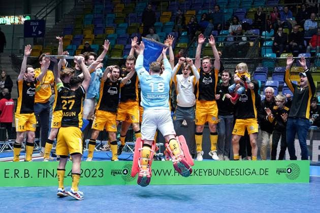 Players from Harvestehuder THC, with the cup, the trophy, at the award ceremony, winners pennant, blue pennant, championship trophy, honor, cheering after the final whistle, cheering, jubilation, joy, winner, victory, winner of the German Championship, highlight, optimistic, German Champion, 2023, title holder 2023, champion, action, action, 05 02 2023, Frankfurt am Main Germany , indoor field hockey, German Championship, final, men, Harvestehuder THC Der Club an der Alster xozx