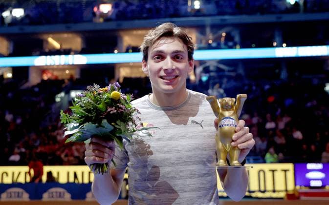 230210 Armand Duplantis of Sweden poses after Men s Pole Vault during the athletics gala ISTAF Berlin on February 10, 2023 in Berlin Photo Ronny Hartmann BILDBYRAN code XY XY0004 athletics athletics diamond league bbeng Istaf Berlin jubel,  Copyright: RonnyxHartmann BB230210ZM017