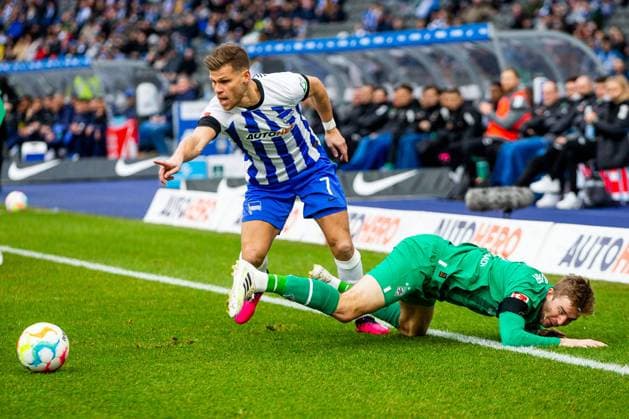 12 02 2023, xfrx, football 1 Bundesliga, Hertha BSC Berlin Borussia Moenchengladbach emspor, v l Florian Niederlechner Hertha BSC ,Christoph Kramer Borussia Moenchengladbach DFL DFB REGULATIONS PROHIBIT ANY USE OF PHOTOGRAPHS as IMAGE SEQUENCES and or QUASI VIDEO Berlin