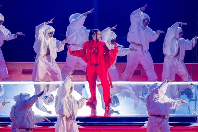 GLENDALE, AZ - FEBRUARY 12: Rihanna performs during halftime at Super Bowl LVII between the Philadelphia Eagles and the Kansas City Chiefs on Sunday, February 12th, 2023 at State Farm Stadium in Glendale, AZ. (Photo by Adam Bow Icon Sportswire) NFL, American Football Herren, USA FEB 12 Super Bowl LVII - Eagles vs Chiefs Icon230212291