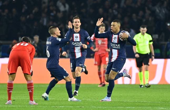Joie des joueurs du PSG apres le but de Kylian MbappÃ ( 7 - PSG ) - Marco Verrati ( 6 - PSG ) - FOOTBALL : PSG vs Bayern de Munich -1 8e finale - ligue des Champions - 14 02 2023 FedericoPestellini Panoramic 