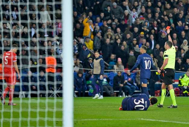 14 02 2023, Football UEFA Champions League 2022 2023 Round of 16, Paris St Germain FC Bayern Munich, at Parc des Princes stadium in Paris France , referee Michael Oliver ENG shows Benjamin Pavard Bayern Munich the yellow red card