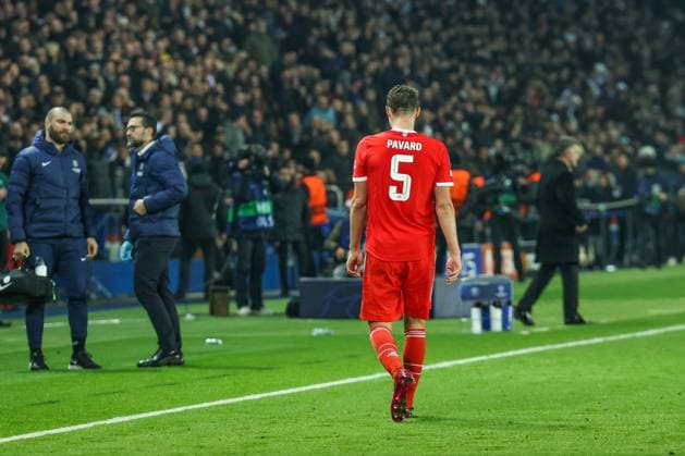 14 02 2023, football, 2022 2023 season, champions league, round of 16, Paris SG FC Bayern Munich, Benjamin Pavard FC Bayern Munich leaves the field after yellow red card Paris Parc des Princes France xRHR PHOTO TRx Copyright: TimxRehbein RHR-FOTOx RHR-FOTO TR