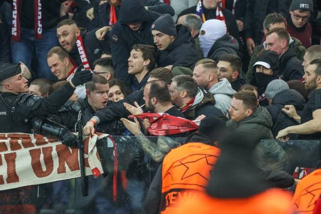 14 02 2023, football, 2022 2023 season, champions league, round of 16, Paris SG FC Bayern Munich, FC Bayer Munich fans clash with police Paris Parc des Princes France xRHR PHOTO TRx Copyright: TimxRehbein RHR-FOTOx RHR-FOTO TR