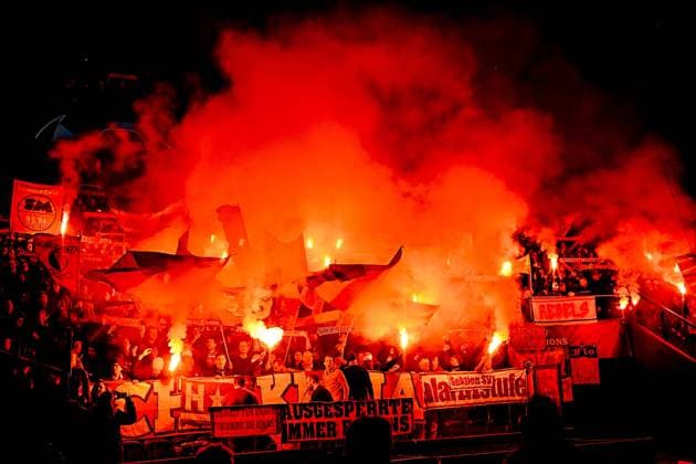 Sport Bilder des Tages Supporters du Bayern de Munich - Ultras - Ambiance - Fumigenes FOOTBALL : PSG vs Bayern de Munich -1 8e finale - ligue des Champions - 14 02 2023 JBAutissier Panoramic 