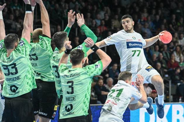 Berlin, Germany 18 February 2023 1 HBL 2022 2023 foxes Berlin vs HSG Wetzlar In the picture free throw Stefan Cavor HSG Wetzlar against the Berlin wall from left Mijajlo Marsenic foxes Berlin , Paul Drux foxes Berlin , Marko Kopljar foxes Berlin , Fabian Wiede foxes Berlin In between Jonas Schelker HSG Wetzlar Max Schmeling Halle Berlin Copyright: xFotostandx xReuhlx