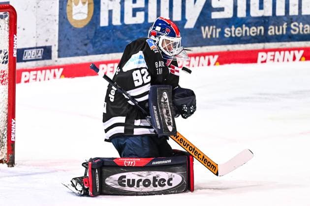Andreas Andy Jenike Iserlohn Roosters, 92 holds the puck, Iserlohn Roosters vs Schwenninger Wild Wings, penny DEL, 26 02 2023, Iserlohn Roosters vs Schwenninger Wild Wings, penny DEL, 26 02 2023, photo Jonas Brockmann Eibner Pressefoto Iserlohn Copyright: xJonasxBrockmann xEibner-Pressefox EP_JBN