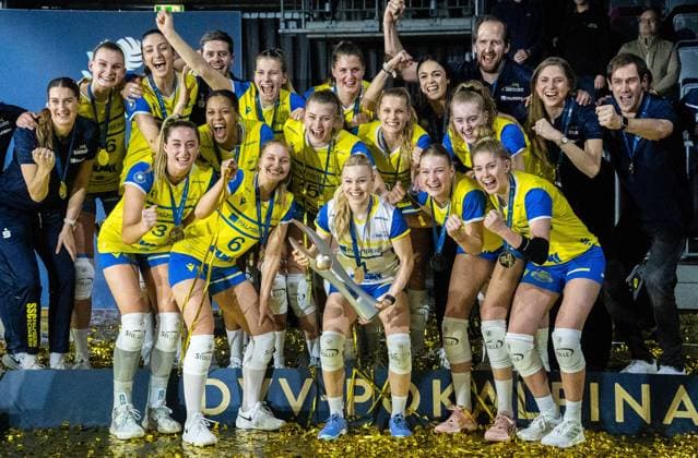 26 02 2023, GER, Volleyball, Women, DVV Cup Final 2023, SSC Palmberg Schwerin SC Potsdam The players of SSC Palmberg Schwerin celebrate exuberantly at the award ceremony Mannheim SAP Arena Germany Baden Württemberg...