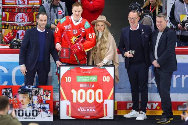 Düsseldorf, 28 02 2023, ice hockey, penny DEL, 58 match day, PSD BANK Dome, Düsseldorfer EG Schwenninger Wild Wings Philip Gogulla of Düsseldorfer EG is honored before the game for his anniversary 1000 game in the DEL NRW Germany