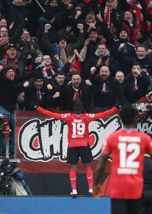 Cheer 3 0, Moussa Diaby Bayer 04 Leverkusen stands on the advertising board and celebrates with the fans 05 03 2023, football GER, season 2022 2023, 1 Bundesliga, 23 matchday, Bayer 04 Leverkusen Hertha BSC Berlin Leverkusen BayARena Nordrhein Westfalen Germany Team2