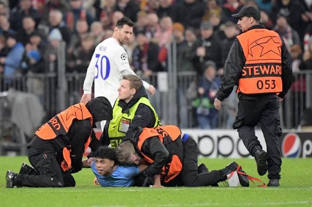 08 03 2023, xemx, football UEFA Champions League 1 8 final, FC Bayern Muenchen Paris St Germain PSG emspor, v l A streaker fan would like to Lionel Messi of Paris Saint Germain DFL DFB REGULATIONS PROHIBIT ANY USE OF PHOTOGRAPHS as IMAGE SEQUENCES and or QUASI VIDEO Muenchen