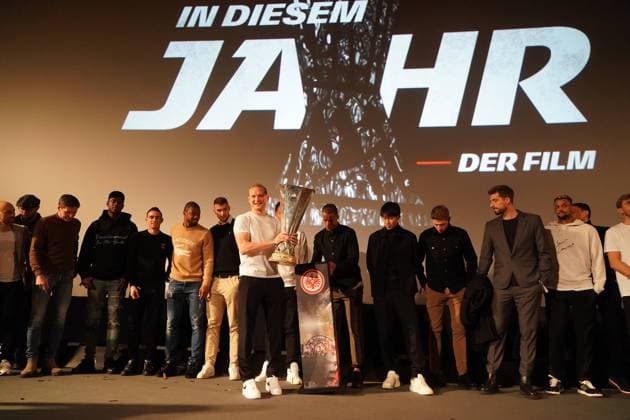 Captain Sebastian Rode and the team of Eintracht Frankfurt with the Europa League trophy at the film premiere of In this year Frankfurt 08 03 2023 film premiere In this year of Eintracht Frankfurt