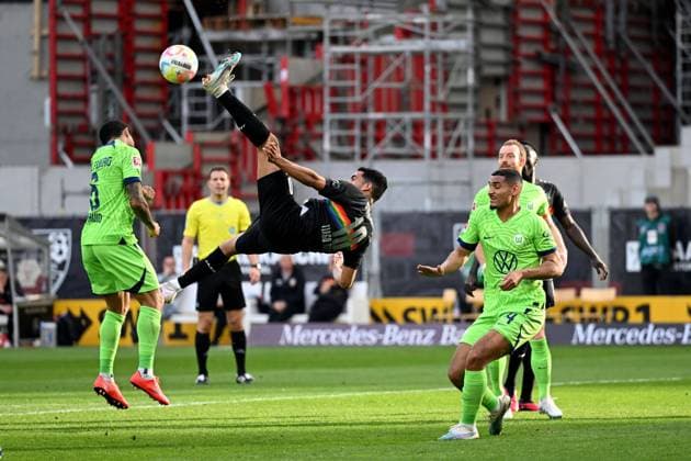 18 03 2023, Stuttgart, Germany, Mercedes Benz Arena, VfB Stuttgart vs VfL Wolfsburg 1 Bundesliga, Paulo Otavio VfL Wolfsburg , Tiago Barreiros de Melo Tomas VfB Stuttgart and Maxence Lacroix VfL Wolfsburg in duel Photo H Langer, H Langer DFB DFL REGULATIONS PROHIBIT ANY USE OF PHOTOGRAPHS AS IMAGE SEQUENCES AND OR QUASI VIDEO Stuttgart Mercedes Benz Arena Baden Wuerttemberg Germany  541_ VFBVFL20230318_051 Langer-541