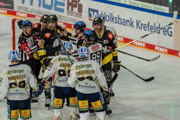 Tumult in front of Krefeld goal, GER Krefeld Pinguine vs Dresdner Eisloewen, DEL2, Play Offs, Quarter Finals, Best of 7, Season 2022 2023, 24 03 2023 GER Krefeld Pinguine vs Dresdner Eisloewen, DEL2, Play Offs, Quarter Finals, Best of 7, Season 2022 2023, 24 03 2023 Krefeld Copyright: xEibner-Pressefoto FabianxFriesex EP_FFE