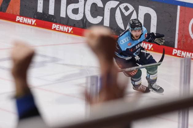 DEL Playoffs ERC Ingolstadt DEG Dusseldorf Goal Cheer Hit Victory Goal Stefan Matteau 17 ERC right DEL Playoffs ERC Ingolstadt DEG Dusseldorf