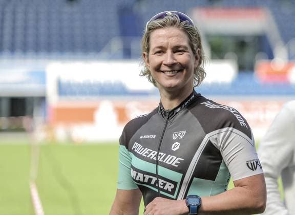 Der 32. Rhein-Ruhr-Marathon in Duisburg am Sonntag den 07.06.2015. Claudia Pechstein kommt als Dritte bei den Inline-Skatern ins Ziel. Foto: Lars Heidrich FUNKE Foto Service Der 32. Rhein-Ruhr-Marathon in Duisburg am Sonntag den 07.06.2015. Claudia Pechstein kommt als Dritte bei den Inline-Skatern ins Ziel. Deutschland NRW Duisburg Copyright: LarsxHeidrich