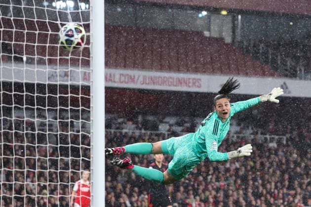Arsenal gegen Bayern München 29. März 2023, London UEFA Womens Champions League Viertelfinale Arsenal gegen Bayern München Bayern Münchens Torhüterin Maria Luisa Grohs ist geschlagen, als Frida Maanum von Arsenal den Führungstreffer erzielt Foto Jacques Feeney Offside London UK  Copyright: xJacquesxFeeneyx xOffsidexOffside