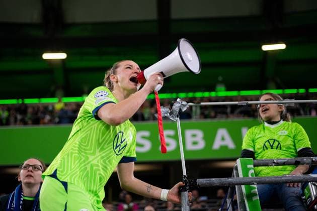 Alexandra Popp VfL Wolfsburg, 11 cheers with the fans at the fence about the victory, GER, VfL Wolfsburg WOB vs Paris Saint Germain PSG , football UEFA Womens Champions League, quarterfinal second leg, season 2022 2023, 30 03 2023 GER, VfL Wolfsburg WOB vs Paris Saint Germain PSG , football UEFA Womens Champions League, quarterfinal second leg, season 2022 2023, 30 03 2023 Wolfsburg Copyright: xEibner-Pressefoto Memmlerx EP_MMR