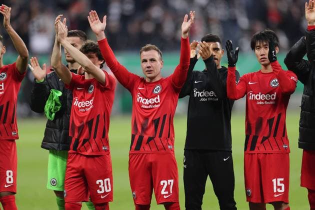 04 04 2023, Football DFB Cup Quarterfinal, Eintracht Frankfurt 1 FC Union Berlin, despor, emonline, emspor, v l , Mario Götze Eintracht Frankfurt celebrates with fans DFL DFB REGULATES PROHIBIT ANY USE OF PHOTOGRAPHS AS IMAGE SEQUENCES AND OR QUASI VIDEO xdcx Copyright: HMBxMedia