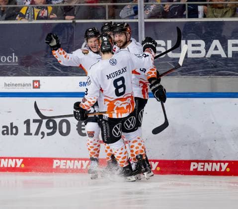 Wolfsburg cheer with Spencer Machacek Grizzlys Wolfsburg, 93 whose goal to 0 1 EHC Red Bull Muenchen vs Grizzlys Wolfsburg, ice hockey, DEL, playoffs, semifinals game 3, season 2022 2023, 04 04 2023 EHC Red Bull Muenchen vs Grizzlys Wolfsburg, ice hockey, DEL, playoffs, semifinals game 3, season 2022 2023, 04 04 2023 Muenchen Copyright: xEibner-Pressefoto HeikexFeinerx EP_HFR