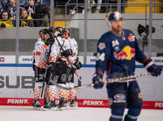 Wolfsburg players cheer with Spencer Machacek Grizzlys Wolfsburg, 93 whose second goal to make the final score 3 5 EHC Red Bull Muenchen vs Grizzlys Wolfsburg, ice hockey, DEL, playoffs, semifinals game 3, season 2022 2023, 04 04 2023 EHC Red Bull Muenchen vs Grizzlys Wolfsburg, ice hockey, DEL, playoffs, semifinals game 3, season 2022 2023, 04 04 2023 Muenchen Copyright: xEibner-Pressefoto HeikexFeinerx EP_HFR