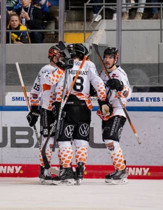 Wolfsburg players cheer with Spencer Machacek Grizzlys Wolfsburg, 93 whose second goal to make the final score 3 5 EHC Red Bull Muenchen vs Grizzlys Wolfsburg, ice hockey, DEL, playoffs, semifinals game 3, season 2022 2023, 04 04 2023 EHC Red Bull Muenchen vs Grizzlys Wolfsburg, ice hockey, DEL, playoffs, semifinals game 3, season 2022 2023, 04 04 2023 Muenchen Copyright: xEibner-Pressefoto HeikexFeinerx EP_HFR