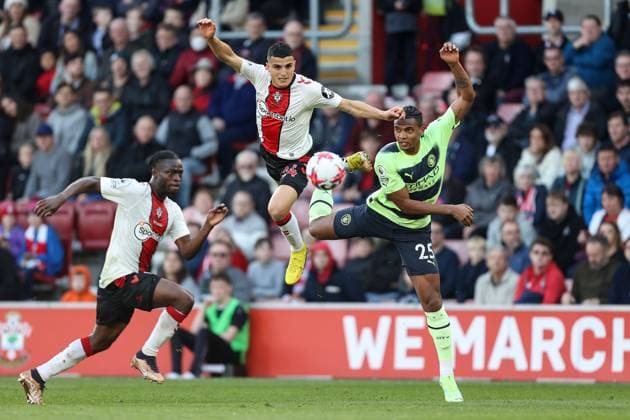 Southampton gegen Man City 8. April 2023, Southampton Premier League Fußball Southampton gegen Manchester City Mohamed Elyounooussi von Southampton und Manuel Akanji von Manchester City Foto Charlotte Wilson Abseits Southampton UK  Copyright: xCharlottexWilsonx xOffsidexOffside