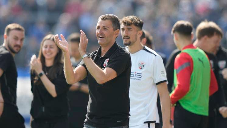 09 04 2023, Hänsch Arena, Meppen, GER, 3 Liga, 31 Spieltag SV Meppen vs FC Ingolstadt 04, coach Michael Köllner FC Ingolstadt cheers, claps, after 0 1 goal DFL REGULATES PROHIBIT ANY USE OF PHOTOGRAPHS AS IMAGE SEQUENCES AND OR QUASI VIDEO Meppen Lower Saxony Germany Hänsch Arena