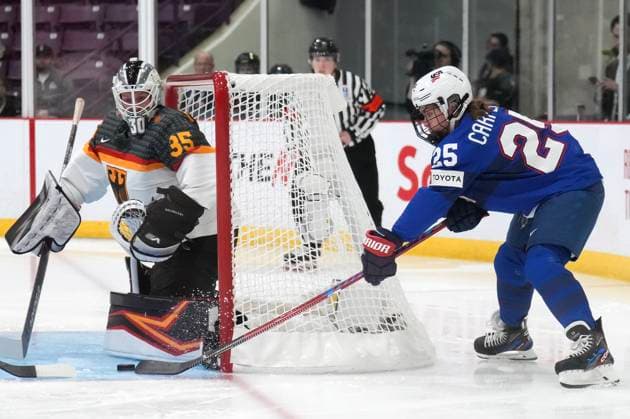 Bilder des Jahres 2023, Sport 04 April Sport Themen der Woche KW15 Sport Bilder des Tages April 13, 2023, BRAMPTON, ON, CANADA: USA forward Alex Carpenter (25) tries for a wraparound against Germany goaltender Sandra Abstreiter (35) during first period quarterfinal IIHF WomenöÄÃ s World Hockey Championship hockey action in Brampton, Ont., on Thursday, April 13, 2023. Canada News - April 13, 2023 - ZUMAc35_ 20230413_zaf_c35_062 Copyright: xNathanxDenettex