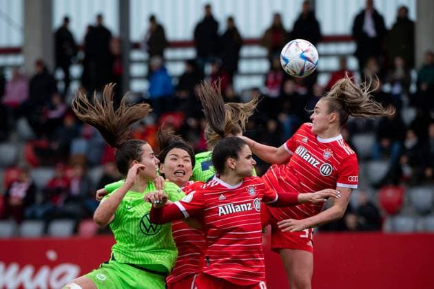 Lena Oberdorf VfL Wolfsburg, 05 in duel with Jovana Damnjanovic FC Bayern Muenchen, 09 , Georgia Stanway FC Bayern Muenchen, 31 , GER, FC Bayern Muenchen vs VfL Wolfsburg, Football Women DFB Pokal, Semifinal, Season 2022 2023, 15 04 2023 DFB DFL regulations prohibit any use of photographs as image sequences and or quasi video GER, FC Bayern Muenchen vs VfL Wolfsburg, Fussball Frauen DFB Pokal, Halbfinale, Spielzeit 2022 2023, 15 04 2023 Muenchen Copyright: xEibner Memmlerx EP_MMR