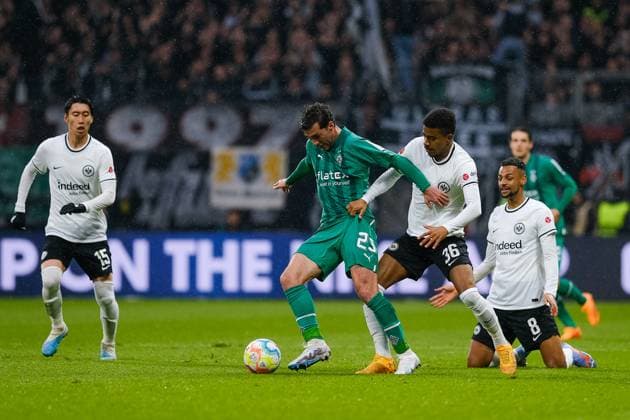 Joe Scally Borussia Moenchengladbach, 29 in duel with Ansgar Knauff Eintracht Frankfurt, 36 , Eintracht Frankfurt vs Borussia Moenchengladbach, Football, 1 Bundesliga, 28 Matchday, Season 2022 2023, 15 04 2023, DFL REGULATES PROHIBIT ANY USE OF PHOTOGRAPHS AS IMAGE SEQUENCES AND OR QUASI VIDEO Eintracht Frankfurt vs Borussia Moenchengladbach, Football, 1 Bundesliga, 28 Spieltag, Saison 2022 2023, 15 04 2023 Frankfurt am Main Copyright: xEibner-Pressefotox xMichaelxBermx EP_EER