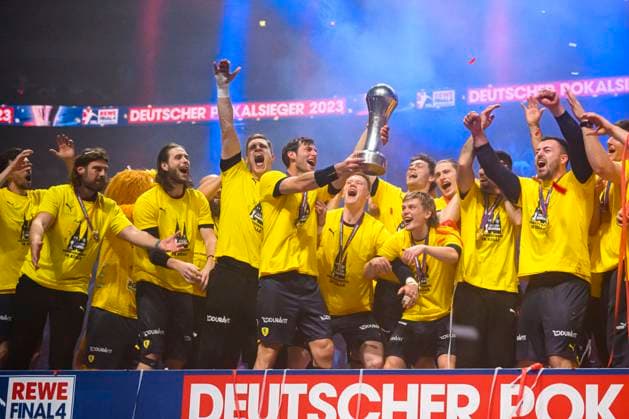 Handball DHB Cup, Rhein Neckar Löwen SC Magdeburg, Final Four, Final, Lanxess Arena Uwe Gensheimer Loewen with the Cup Cologne Lanxess Arena North Rhine Westphalia Germany