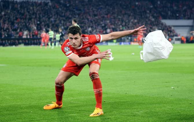 19 04 23 FC Bayern Munich Manchester City Germany, Munich 19 04 2023, football, Champions League, FC Bayern Munich Manchester City Benjamin Pavard FC Bayern Munich removes paper bag from the pitch