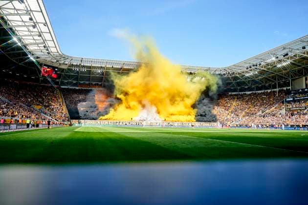 22 04 2023 football season 2022 2023 3 football Bundesliga 33 matchday SG Dynamo Dresden SV Waldhof Mannheim Sportfoto Zink PeKo regulations prohibit any use of photographs as image sequences and or quasi video only for editorial use Choreo Fans Dresden Tribüne Pyro Bengalo Feuerwerk dresden-mannheim_zink_peko