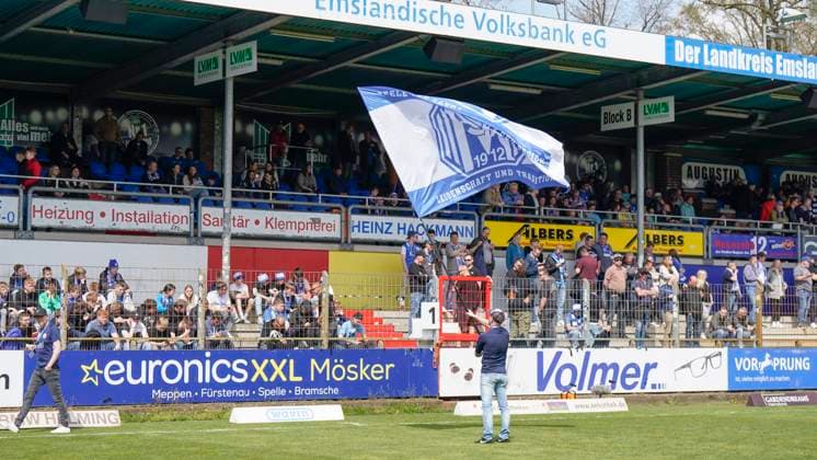 23 04 2023, Hänsch Arena, Meppen, GER, 3 Liga, 33 Spieltag SV Meppen vs 1 FC Saarbrücken, the fan block of SVM without flags, DFL REGULATES PROHIBIT ANY USE OF PHOTOGRAPHS AS IMAGE SEQUENCES AND OR QUASI VIDEO Meppen Niedersachsen Germany Hänsch Arena