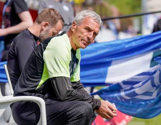 23 04 2023, Hänsch Arena, Meppen, GER, 3 Liga, 33 Spieltag SV Meppen vs 1 FC Saarbrücken, Ernst Middendorp coach SV Meppen and behind Benjamin Duray Co coach SV Meppen DFL REGULATIONS PROHIBIT ANY USE OF PHOTOGRAPHS AS IMAGE SEQUENCES AND OR QUASI VIDEO Meppen Niedersachsen Germany Hänsch Arena
