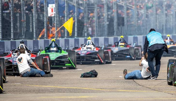 Berlin, 23 04 23, motorsports Formula E race, 2023 Sabic Berlin E Prix, race at the former Tempelhof Airport Climate activists of the last generation stick on the runway of the race track start delayed Formula E race 2023