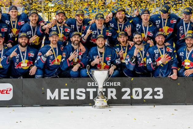 The official championship photo in front of the Munich Nordkurve, cutout with captain Patrick Hager EHC Red Bull Muenchen, 52 EHC Red Bull Muenchen vs. ERC Ingolstadt, ice hockey, DEL, playoffs, final game 5, season 2022 2023, 23 04 2023 EHC Red Bull Muenchen vs. ERC Ingolstadt, ice hockey, DEL, playoffs, final game 5, season 2022 2023, 23 04 2023 Muenchen Copyright: xEibner-Pressefoto HeikexFeinerx EP_HFR