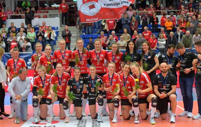 26 04 2023, the Dresden team with the medals for third place, volleyball, 1 Bundesliga, play off semifinals, Dresdner SC MTV Allianz Stuttgart, c Dresden.