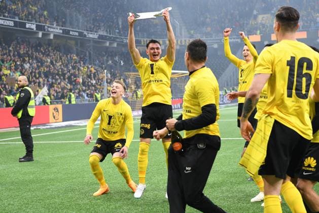 30 04 2023, Bern, Stadion Wankdorf, Super League BSC Young Boys FC Luzern, 32 Fabian Rieder Young Boys celebrates the 16 championship title with a crafted cup Bern Stadion Wankdorf Bern Switzerland  Copyright: xJustPictures.ch ManuelxWinterbergerx