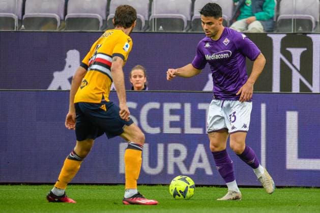 italian soccer Serie A match - ACF Fiorentina vs UC Sampdoria Fiorentina s Riccardo Sottil fights for the ball against Sampdoria s Harry Winks during ACF Fiorentina vs UC Sampdoria, italian soccer Serie A match in Florence, Italy, April 30 2023 Florence Artemio Franchi stadium Italy Copyright: xFabioxFagiolinix xLiveMediax LPS_920441
